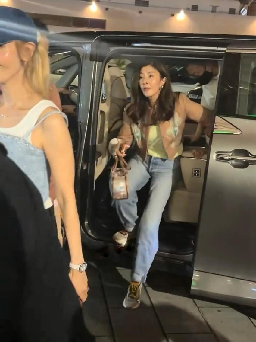 55歲李嘉欣和老公十指緊扣看演唱會，打扮減齡顯嫩，少女感十足