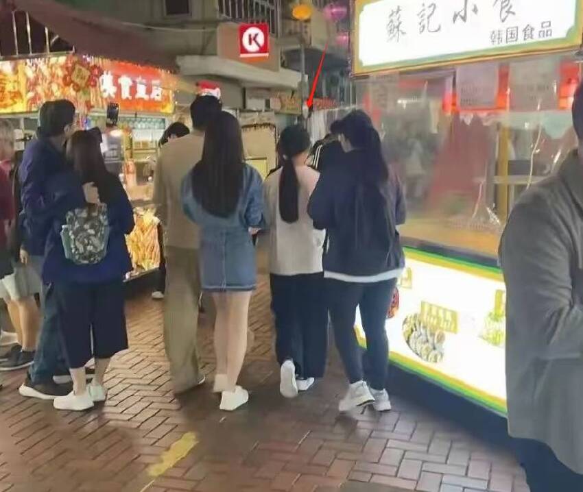小玥兒姐弟去香港玩，狀態變化大，正臉照罕見曝光，長相太像大S