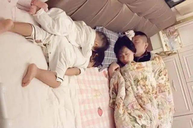 一家四口"睡覺照"走紅,網友樂了:父母是真愛,孩子是意外