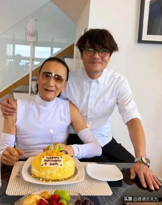 一個人逍遙自在！參觀84歲謝賢香港的家，平時自己獨居，家裡從不請保姆，做飯親自動手，網友：不愧是四哥！