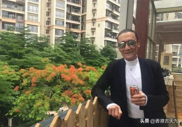 一個人逍遙自在！參觀84歲謝賢香港的家，平時自己獨居，家裡從不請保姆，做飯親自動手，網友：不愧是四哥！