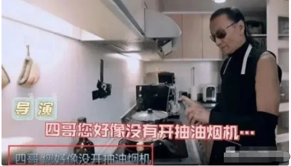 一個人逍遙自在！參觀84歲謝賢香港的家，平時自己獨居，家裡從不請保姆，做飯親自動手，網友：不愧是四哥！