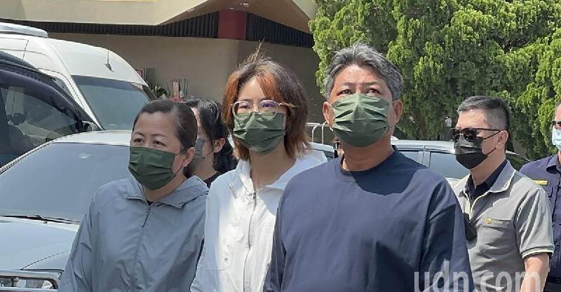 女兒害死女警120小時！女大生爸跑靈堂為女道歉，女債父償「喊出5字」求諒解自責大哭