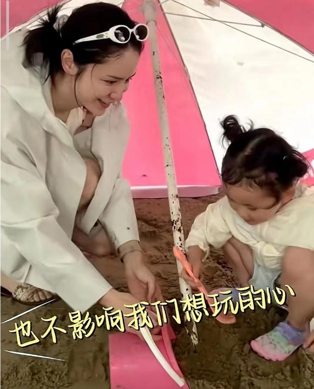 林峯夫婦帶女兒衝浪，張馨月穿比基尼好驚艷，零贅肉曲線美翻了