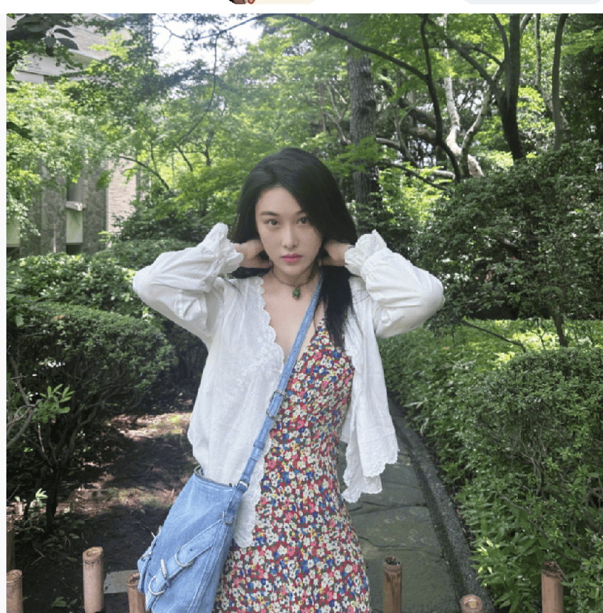 37歲張馨予去日本旅遊,她穿碎花裙大長腿吸睛,嬌俏如20歲