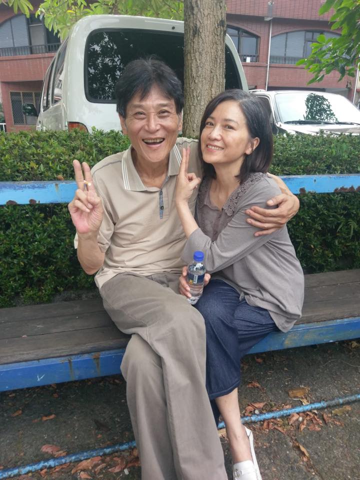 高齡父失智！八點檔花旦「見他把垃圾桶當尿斗」掩面落淚　「退化像嬰兒」撒手離世