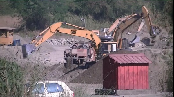 屏東「百年土地公廟」遭建商強拆，怪手司機挖出巨蛇，老闆驚嚇：快住手！