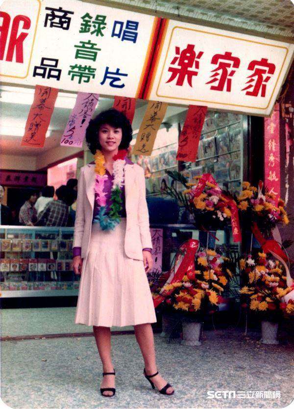 40年前舊照!網友發問「中視紅星江玉琴」到底是誰?現任台語歌后「親口證實」網驚:也太幸運了