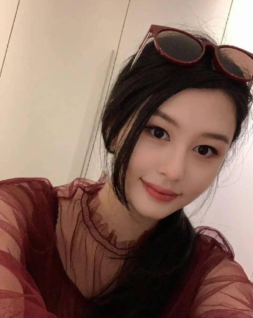 本以為邱淑貞女兒夠美了，但看到了朱茵女兒，全世界都在等她長大