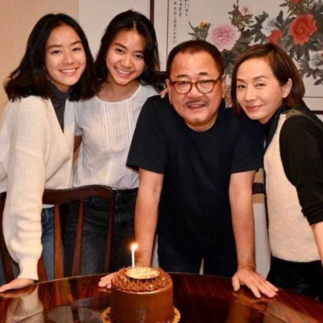 曾拒絕張國榮求婚！歷經兩次失敗婚姻「3婚嫁大15歲老公」　結婚26年「恩愛如初」母女同框似姐妹