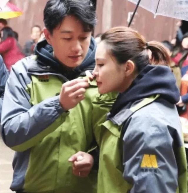 史上最強「師生戀」！他對老師一見鐘情    婚後生下2女1子，如今把45歲老師寵成公主