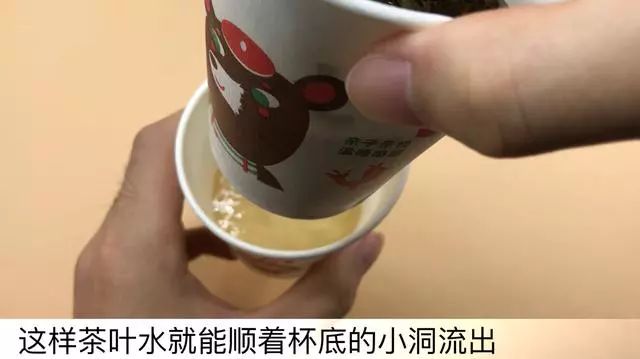 把一次性紙杯底部扎了幾個小洞，一大妙用，家裡來客人都誇聰明！