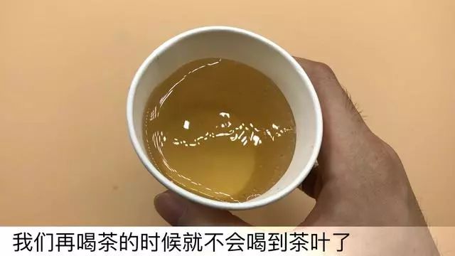 把一次性紙杯底部扎了幾個小洞，一大妙用，家裡來客人都誇聰明！