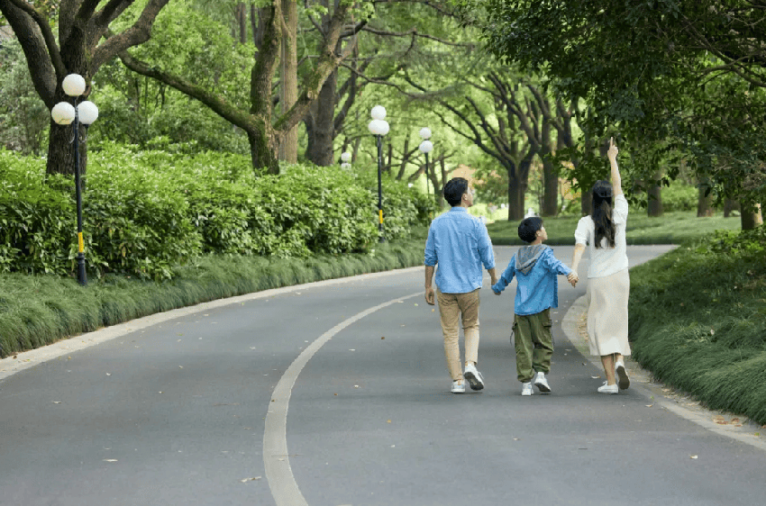 「爸媽，我不想讀書了...」12歲小男孩「靠打遊戲」狂賺200萬　父母讓他輟學「如今活成了這樣」