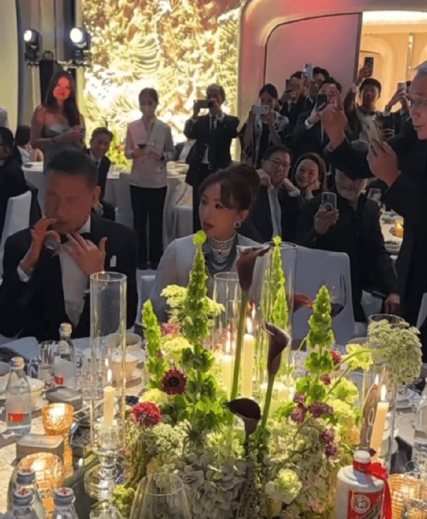 李嘉欣參加豪門婚禮,穿深V露背禮服性感優雅,吳婉芳盤發戴翡翠更出眾