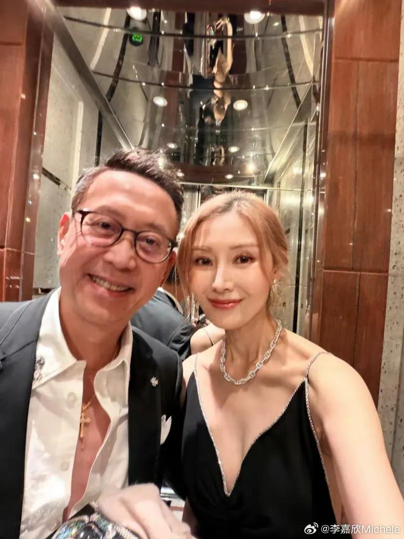 李嘉欣參加豪門婚禮,穿深V露背禮服性感優雅,吳婉芳盤發戴翡翠更出眾
