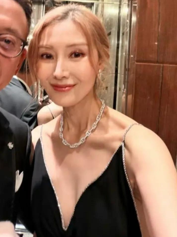 李嘉欣參加豪門婚禮,穿深V露背禮服性感優雅,吳婉芳盤發戴翡翠更出眾