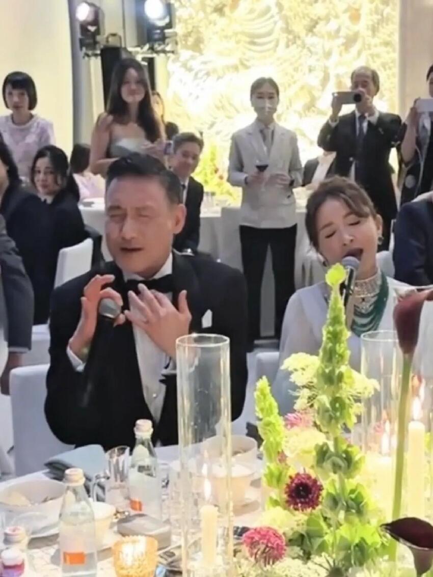 李嘉欣參加豪門婚禮,穿深V露背禮服性感優雅,吳婉芳盤發戴翡翠更出眾