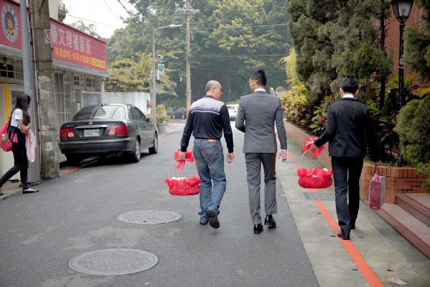 修女搭上牧師的車，牧師卻偷偷將手放上大腿...修女害羞的問:你記得聖經132條嗎?原來132條竟然寫