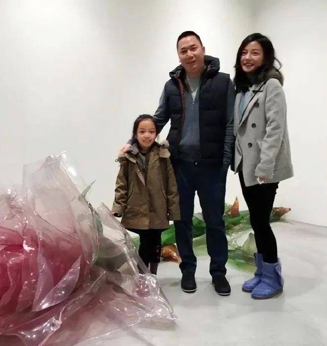 趙薇女兒小四月:身高1米7,長相漂亮超媽媽,她跟劉德華女兒是閨蜜