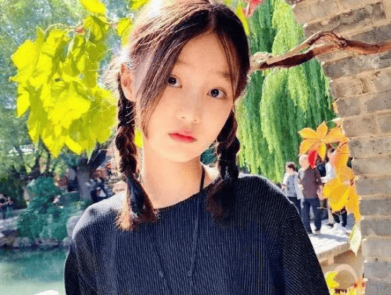 趙薇女兒小四月:身高1米7,長相漂亮超媽媽,她跟劉德華女兒是閨蜜