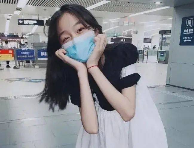 趙薇女兒小四月:身高1米7,長相漂亮超媽媽,她跟劉德華女兒是閨蜜
