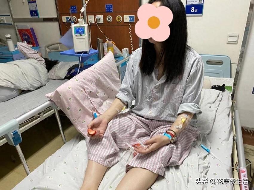 離婚2年後！前妻來看孩子「臨走時忘記拿包」　我打開包「看到裡面的東西」哭著求她復婚