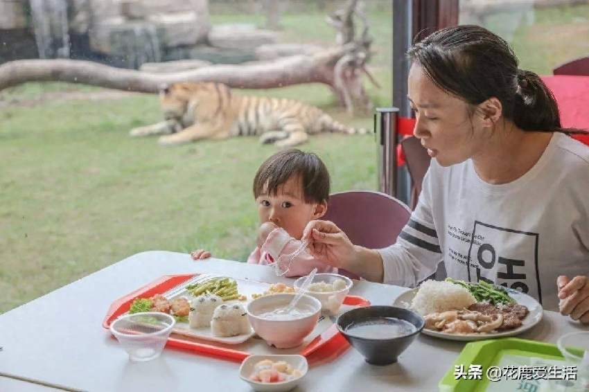 離婚2年後！前妻來看孩子「臨走時忘記拿包」　我打開包「看到裡面的東西」哭著求她復婚