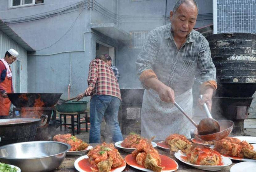 農村「吃冷席」現象嚴重，很多人隨了份子錢就走，為何飯也不吃？