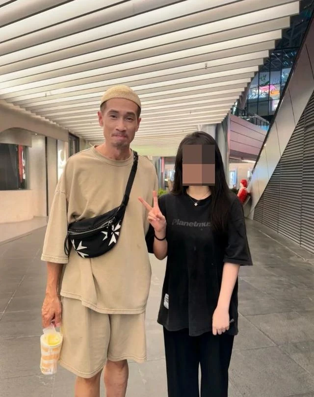 52歲TVB視帝深圳拍戲！身形消瘦滿臉疲態，網友憂心：被榨乾了