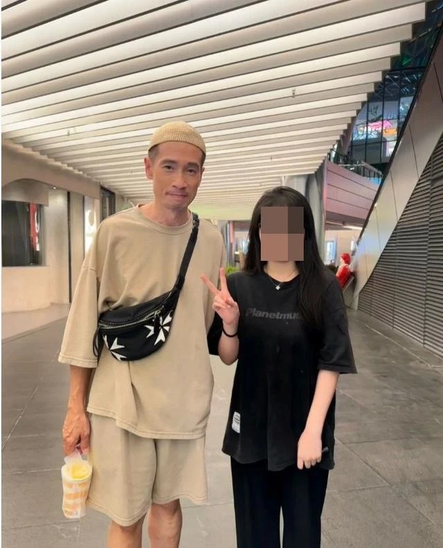 52歲TVB視帝深圳拍戲！身形消瘦滿臉疲態，網友憂心：被榨乾了