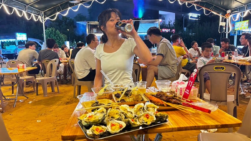 香港女星現身海陵島夜市，凌晨三點吃平價海鮮，看淡婚姻享受單身