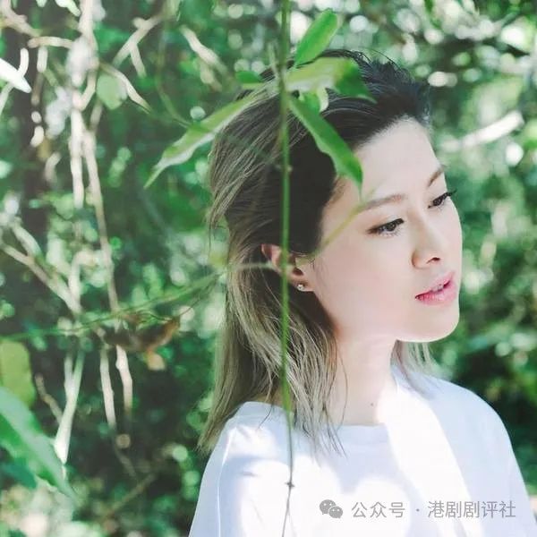 恭喜！香港女星曬結婚照結束13年愛情長跑，未婚夫是前男友組合成員