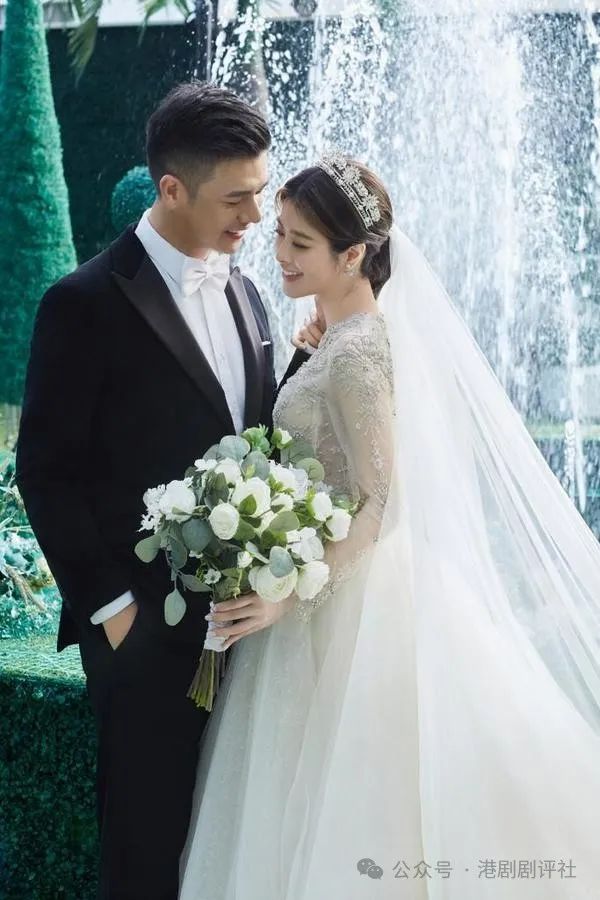 恭喜！香港女星曬結婚照結束13年愛情長跑，未婚夫是前男友組合成員