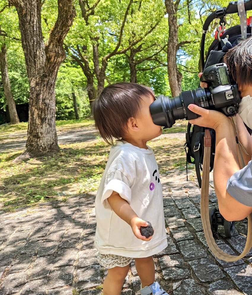 攝影師爸「想幫女兒拍照」！她一個箭步「緊貼鏡頭」最後成品曝光