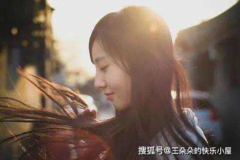 女人這4個「身體語言」,就是想要接近你的「信號」,別傻傻不懂