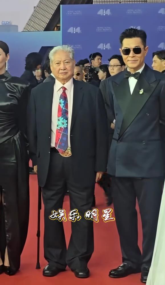 身體亮紅燈？74歲大咖巨星「被拍坐輪椅暴瘦」　兒子出面認了「做了3次手術」健康狀況曝光