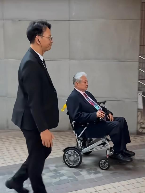 身體亮紅燈？74歲大咖巨星「被拍坐輪椅暴瘦」　兒子出面認了「做了3次手術」健康狀況曝光