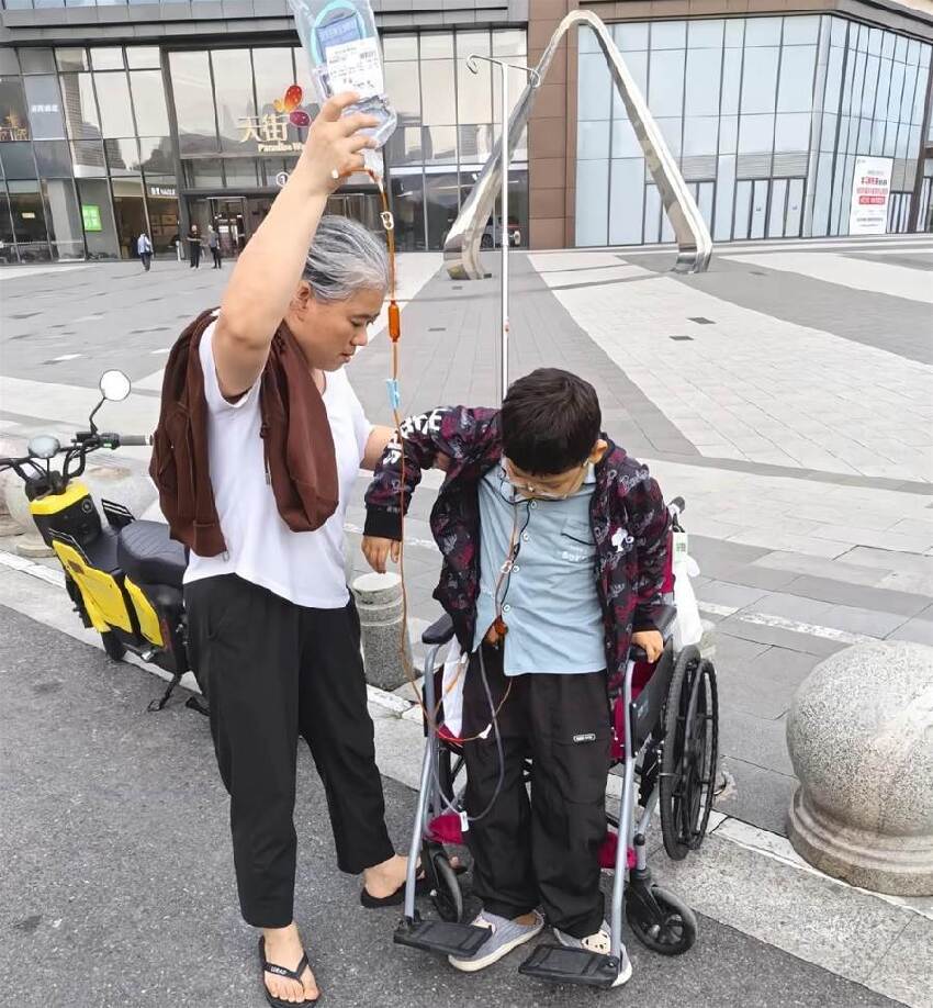 男童微創手術「被摘光6器官」！靠打點滴維生...母一夜白頭，「醫療記錄」曝光全網發毛