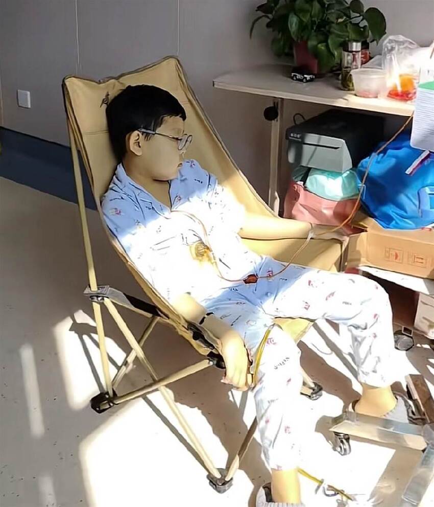 男童微創手術「被摘光6器官」！靠打點滴維生...母一夜白頭，「醫療記錄」曝光全網發毛