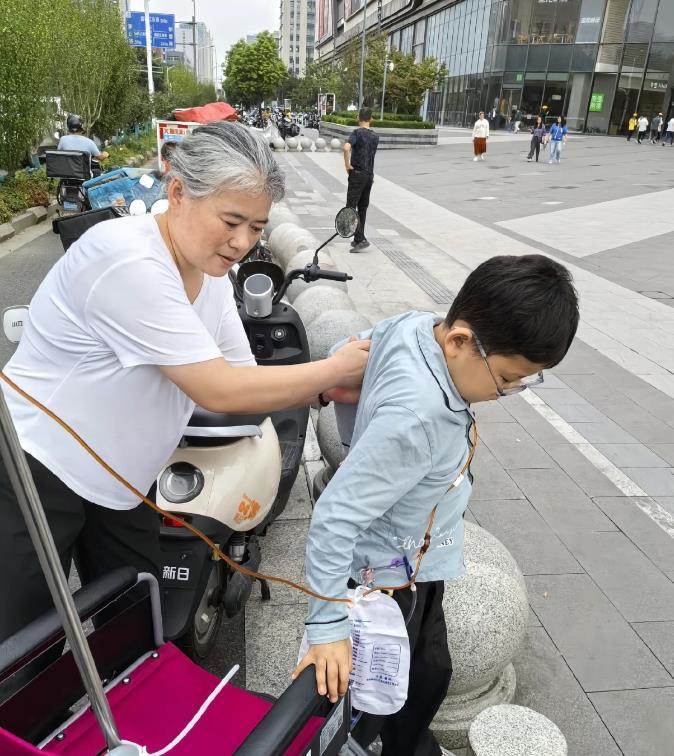 男童微創手術「被摘光6器官」！靠打點滴維生...母一夜白頭，「醫療記錄」曝光全網發毛