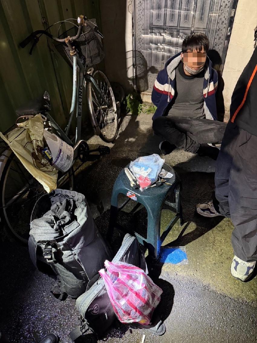 現場慘不忍睹！36歲啃老逆子不滿父母每月只給5000不夠花，竟37刀手刃雙親震動新北市，警方在工地抓獲兇手！