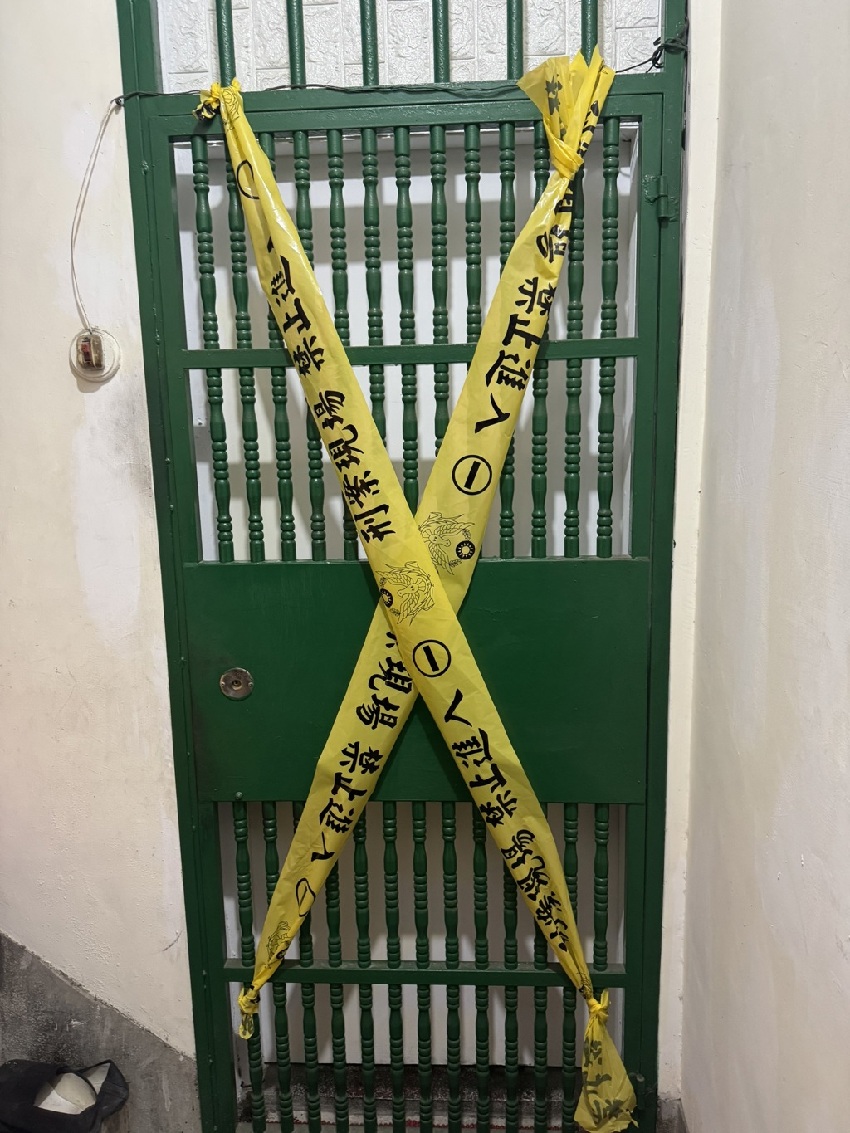 現場慘不忍睹！36歲啃老逆子不滿父母每月只給5000不夠花，竟37刀手刃雙親震動新北市，警方在工地抓獲兇手！