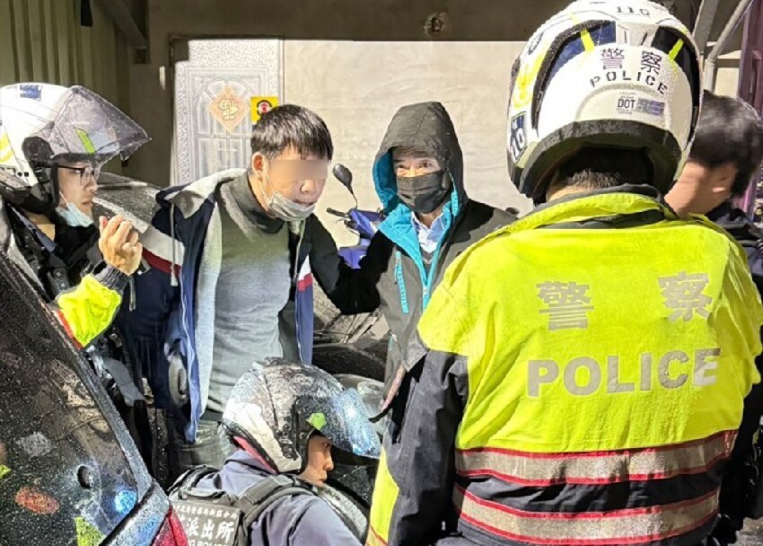 現場慘不忍睹！36歲啃老逆子不滿父母每月只給5000不夠花，竟37刀手刃雙親震動新北市，警方在工地抓獲兇手！