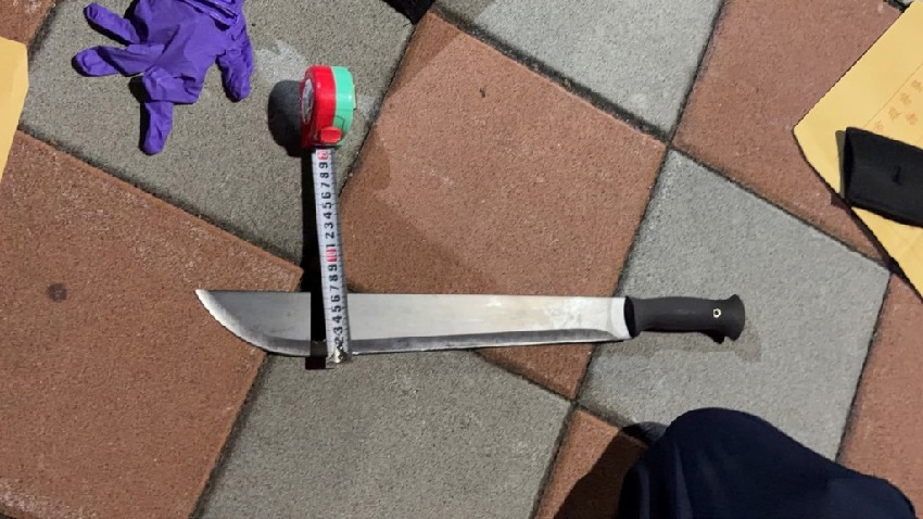 現場慘不忍睹！36歲啃老逆子不滿父母每月只給5000不夠花，竟37刀手刃雙親震動新北市，警方在工地抓獲兇手！