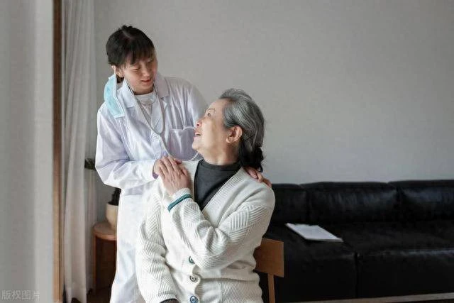 左右為難!媳婦生產「90歲老母親剛好生病」我選擇照顧媽媽 3年後我生病媳婦不伺候「兒子的做法更狠」