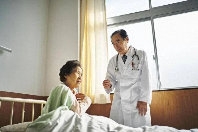 左右為難!媳婦生產「90歲老母親剛好生病」我選擇照顧媽媽 3年後我生病媳婦不伺候「兒子的做法更狠」