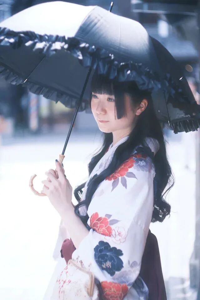 日本女偶像電車遭大叔「連摸大腿5次」！她自責：我不該穿短裙…網友炸鍋了