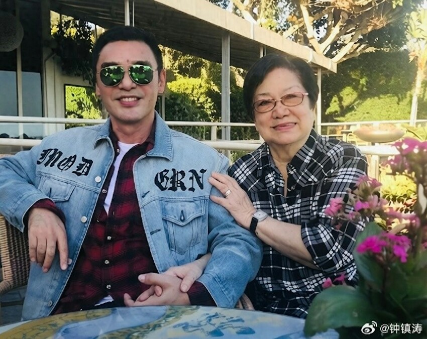 鍾鎮濤女兒發文悼念奶奶,老太太生活照曝光,年輕時貌美晚年慈祥