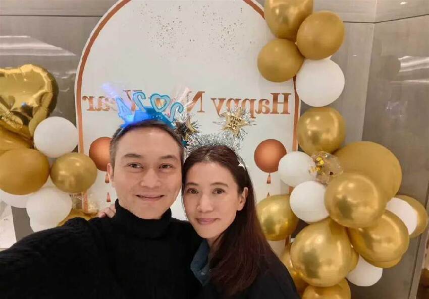 袁詠儀曬照慶結婚23周年！老公張智霖染回黑髮，剃光白鬍子，瞬間年輕20歲「帥回小鮮肉」